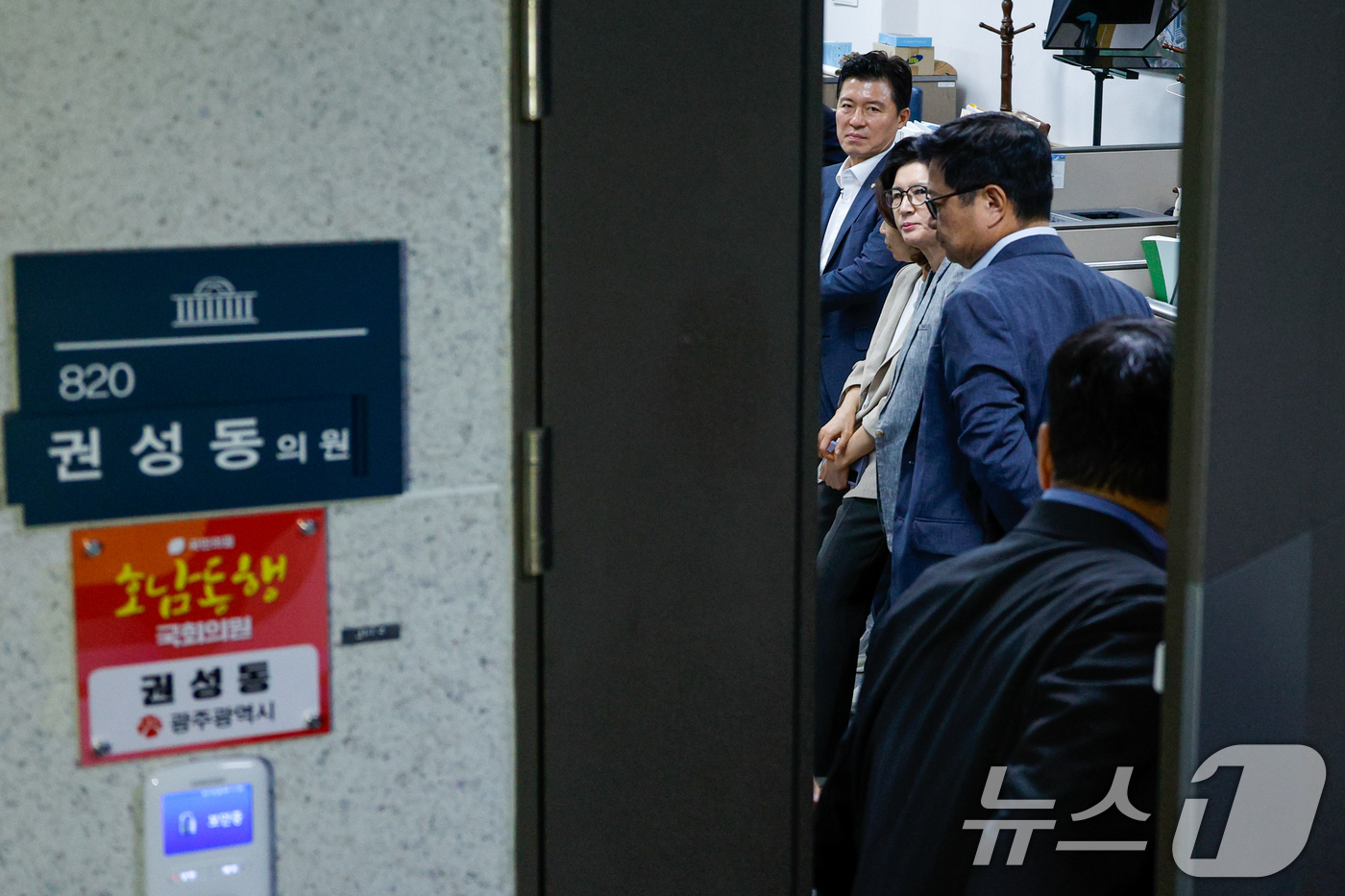 (서울=뉴스1) 안은나 기자 = 김건희 여사의 각종 의혹을 수사하는 민중기 특별검사팀이 '건진법사-통일교 의혹' 관련해 권성동 국민의힘 의원에 대한 강제수사에 착수한 18일 서울 …