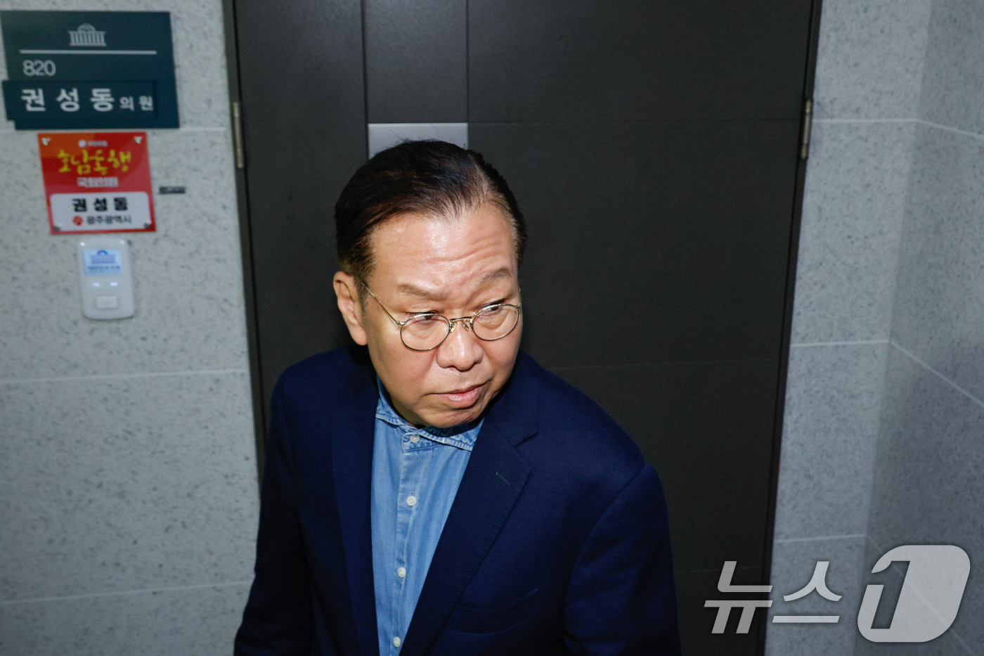 (서울=뉴스1) 안은나 기자 = 김건희 여사의 각종 의혹을 수사하는 민중기 특별검사팀이 '건진법사-통일교 의혹' 관련해 권성동 국민의힘 의원에 대한 강제수사에 착수한 18일 서울 …