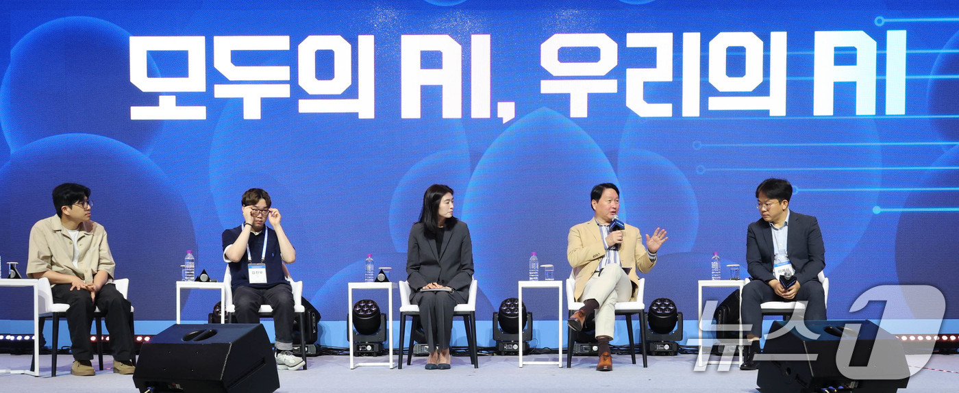 (서울=뉴스1) = 최태원 대한상공회의소 회장이 18일 경북 경주 라한셀렉트에서 열린 '제48회 대한상의 하계포럼'에서 발언하고 있다. (대한상공회의소 제공. 재판매 및 DB 금지 …