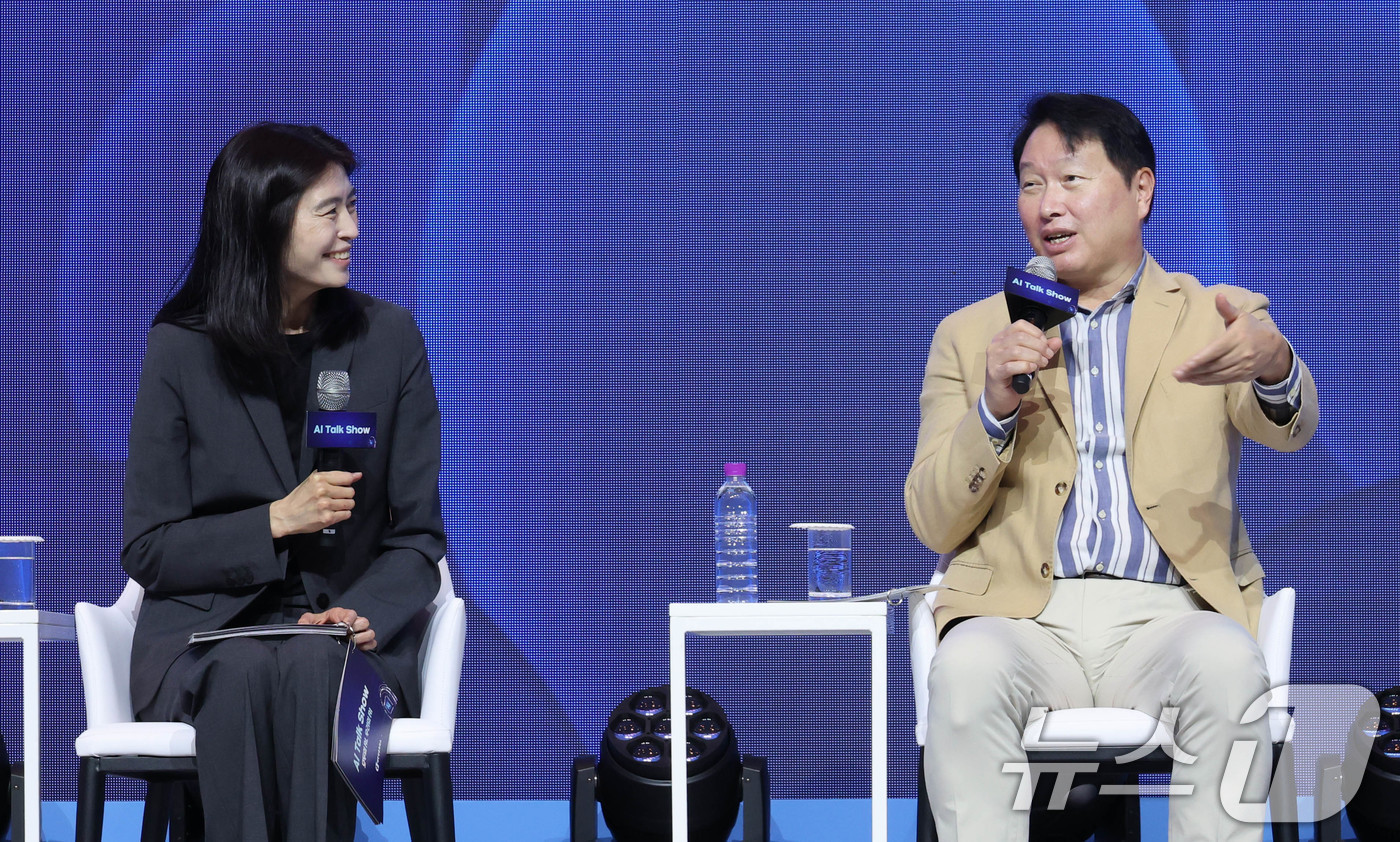 (서울=뉴스1) = 최태원 대한상공회의소 회장이 18일 경북 경주 라한셀렉트에서 열린 '제48회 대한상의 하계포럼'에서 발언하고 있다. (대한상공회의소 제공. 재판매 및 DB 금지 …