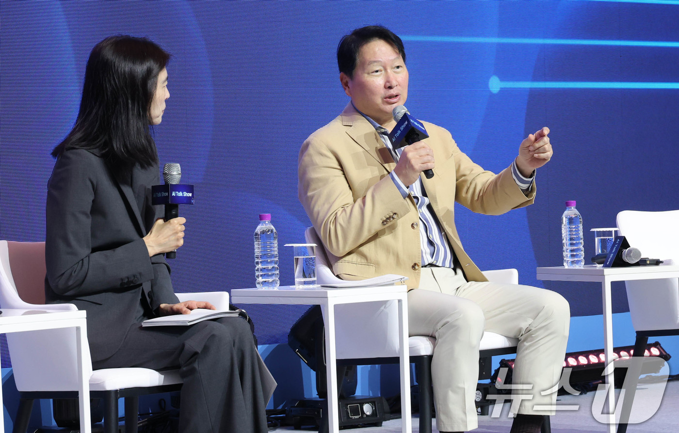 (서울=뉴스1) = 최태원 대한상공회의소 회장이 18일 경북 경주 라한셀렉트에서 열린 '제48회 대한상의 하계포럼'에서 발언하고 있다. (대한상공회의소 제공. 재판매 및 DB 금지 …