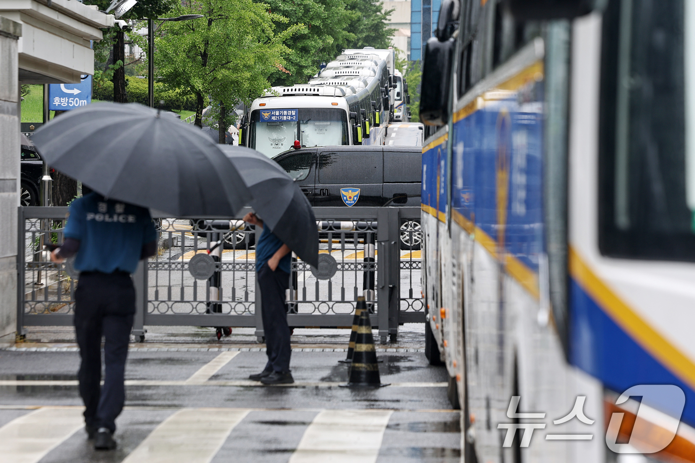 (서울=뉴스1) 민경석 기자 = 윤석열 전 대통령의 구속적부심사 심문이 열린 18일 서울 서초구 서울중앙지방법원 출입로에서 경찰이 차량 진입을 통제하는 등 경계 근무를 하고 있다. …