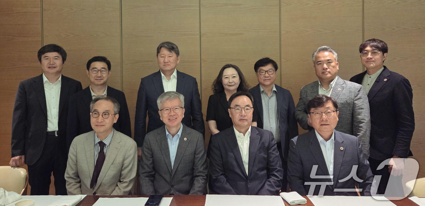 (서울=뉴스1) = 대한의사협회와 대한의학회는 18일 주요 임원진이 참석한 가운데 간담회를 갖고 전공의 수련여건 개선을 비롯한 의료현안에 대해 폭넓은 의견을 나눴다고 밝혔다.김택우 …