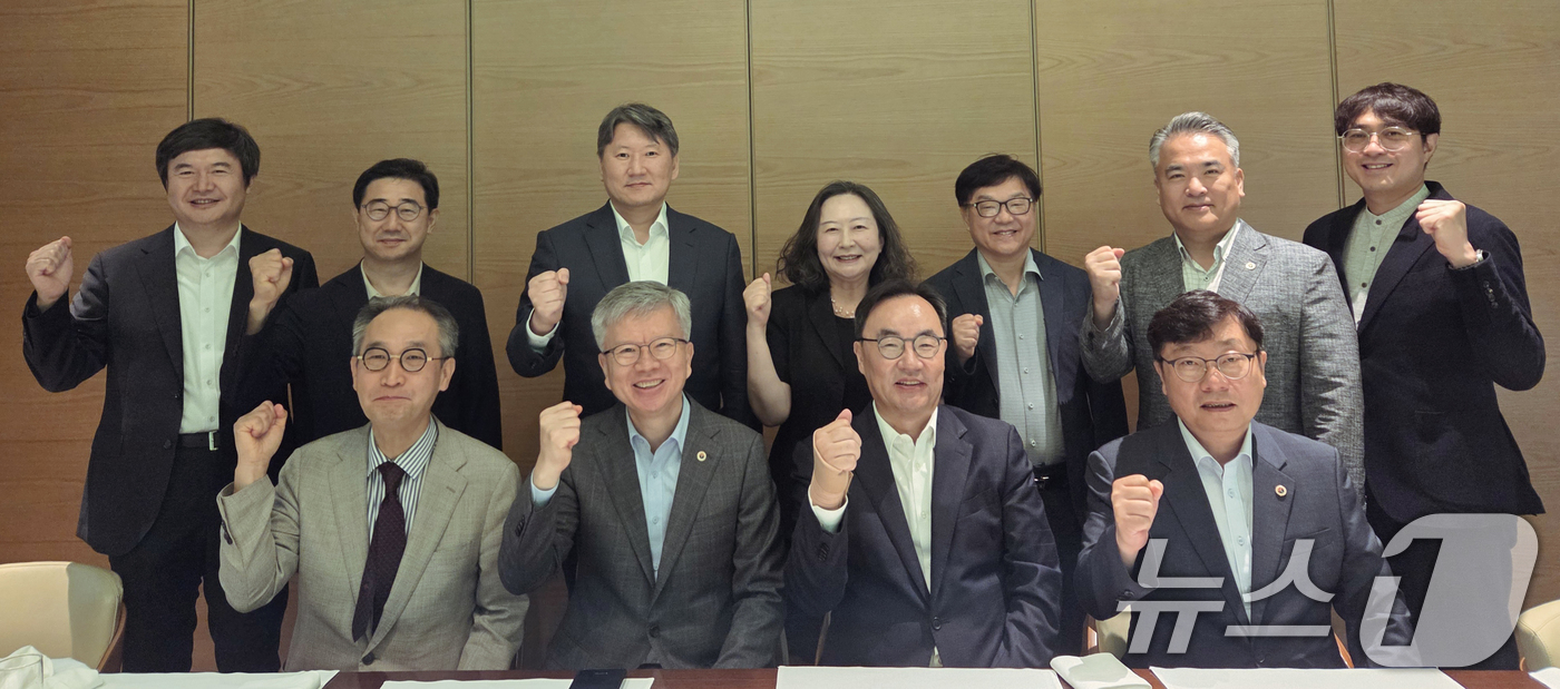 (서울=뉴스1) = 대한의사협회와 대한의학회는 18일 주요 임원진이 참석한 가운데 간담회를 갖고 전공의 수련여건 개선을 비롯한 의료현안에 대해 폭넓은 의견을 나눴다고 밝혔다.김택우 …