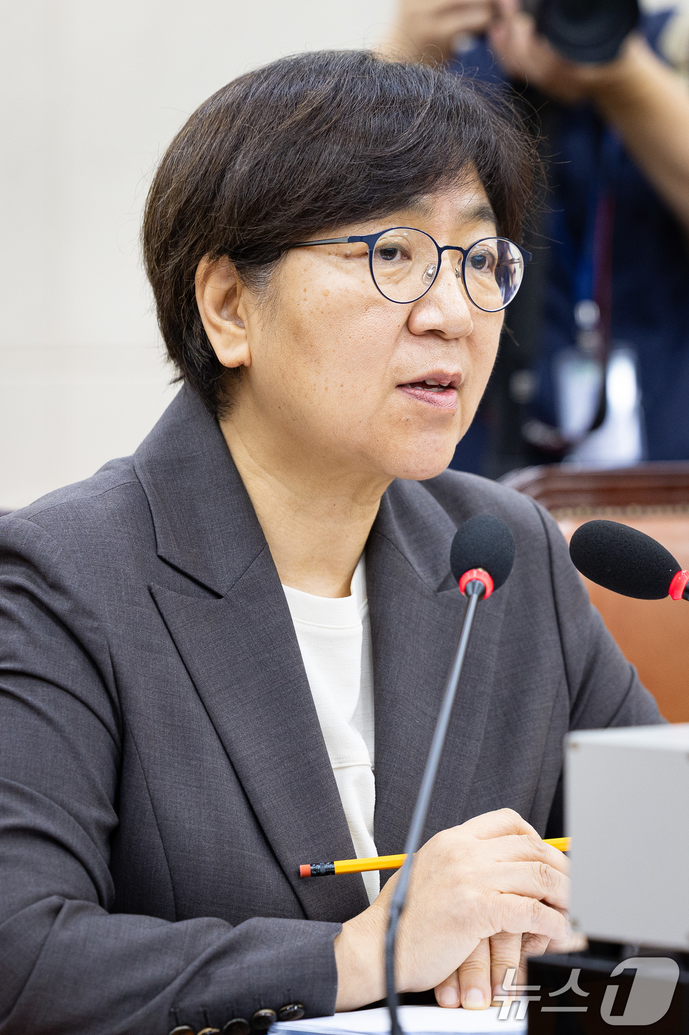 (서울=뉴스1) 유승관 기자 = 정은경 보건복지부 장관 후보자가 18일 서울 여의도 국회 보건복지위원회에서 열린 인사청문회에서 의원 질의에 답하고 있다. 2025.7.18/뉴스1