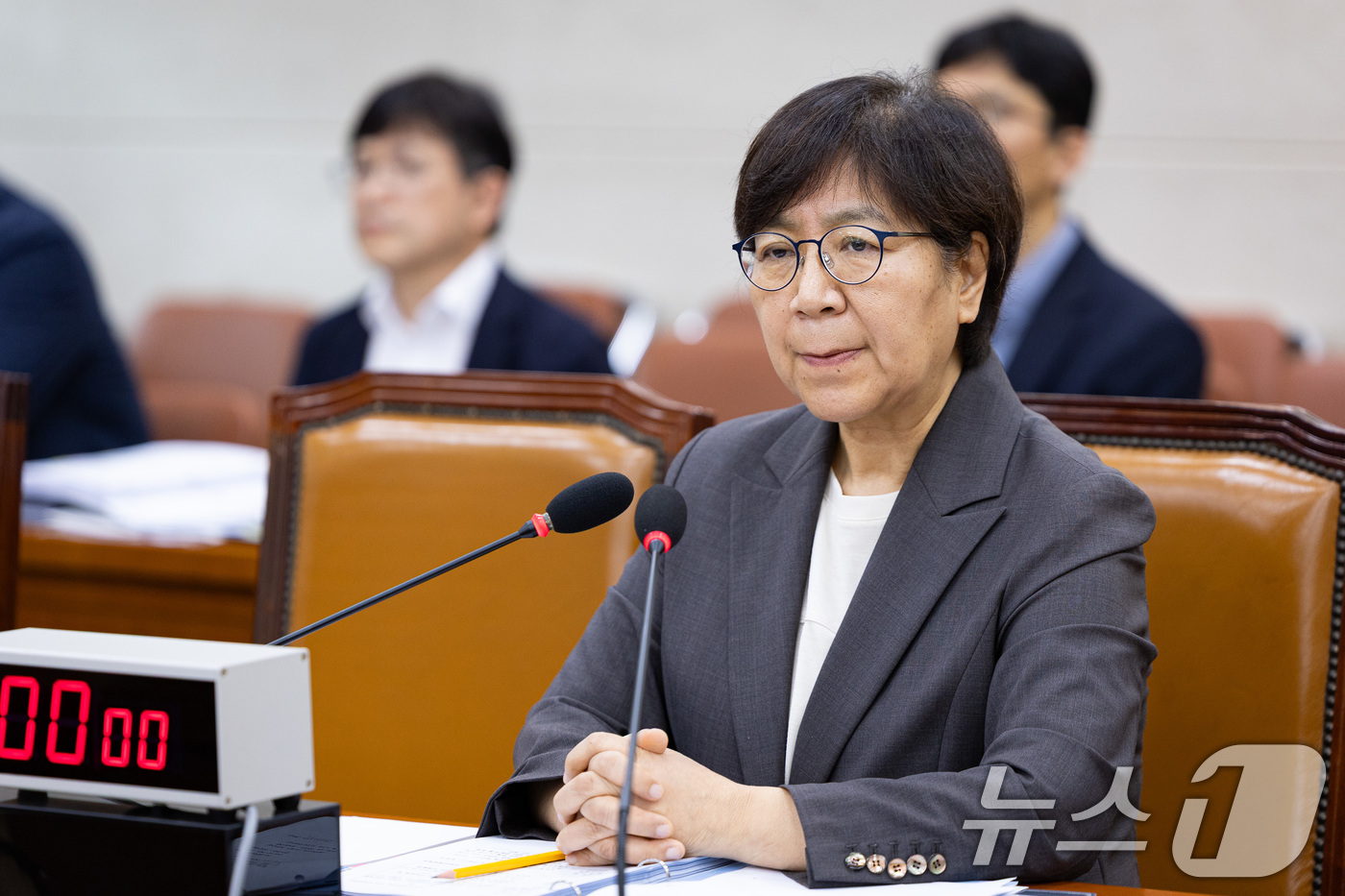 (서울=뉴스1) 유승관 기자 = 정은경 보건복지부 장관 후보자가 18일 서울 여의도 국회 보건복지위원회에서 열린 인사청문회에서 의원 질의를 듣고 있다. 2025.7.18/뉴스1