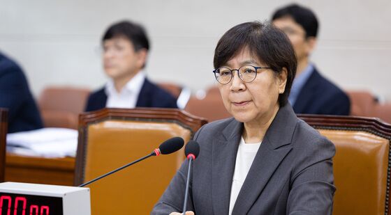 긴장한 기색의 정은경 보건복지부 장관 후보자