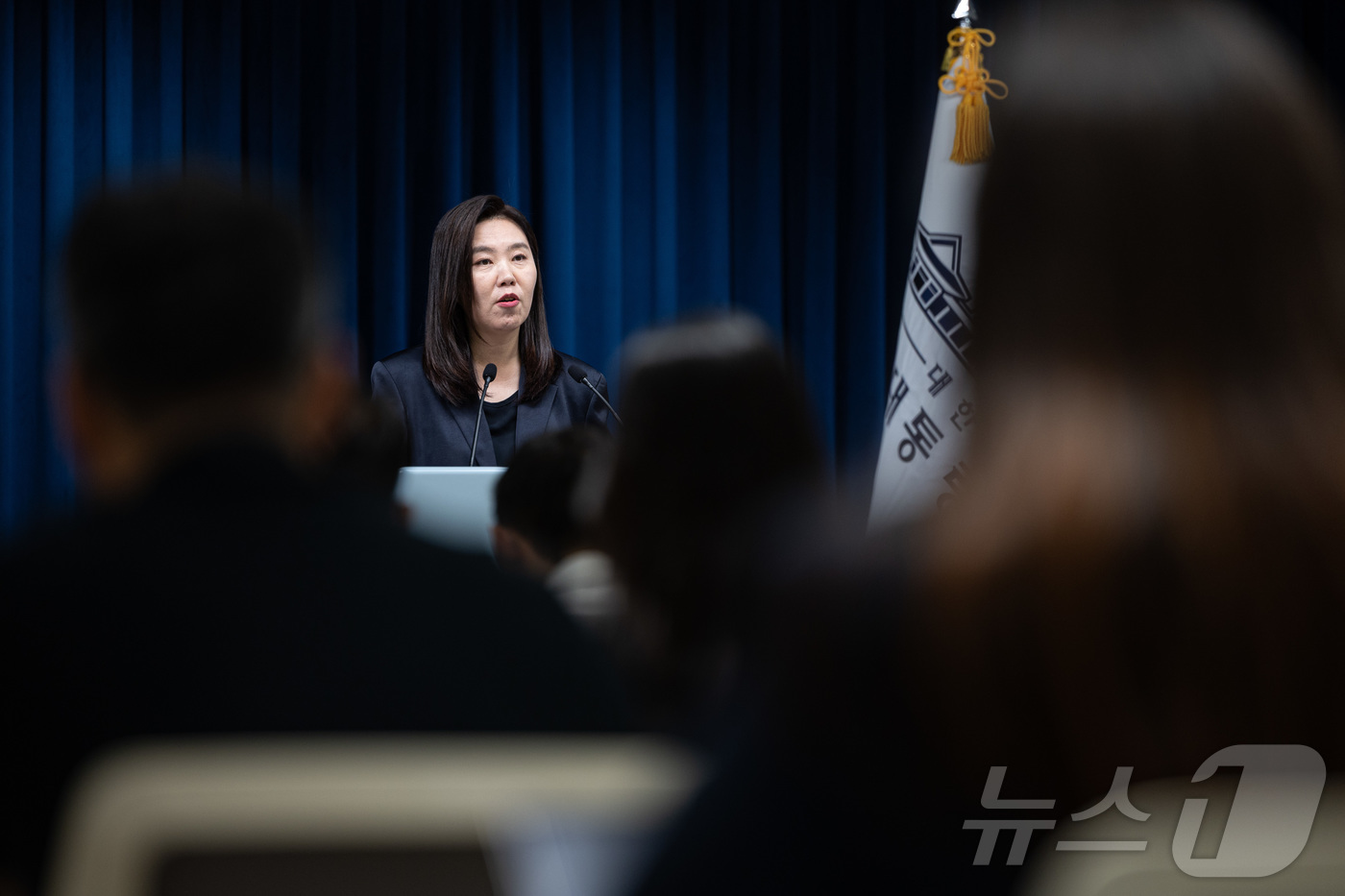 (서울=뉴스1) 이재명 기자 = 강유정 대통령실 대변인이 18일 서울 용산 대통령실 청사에서 집중호우 대처상황 점검회의 및 청년담당관 관련 브리핑을 하고 있다. 2025.7.18/ …