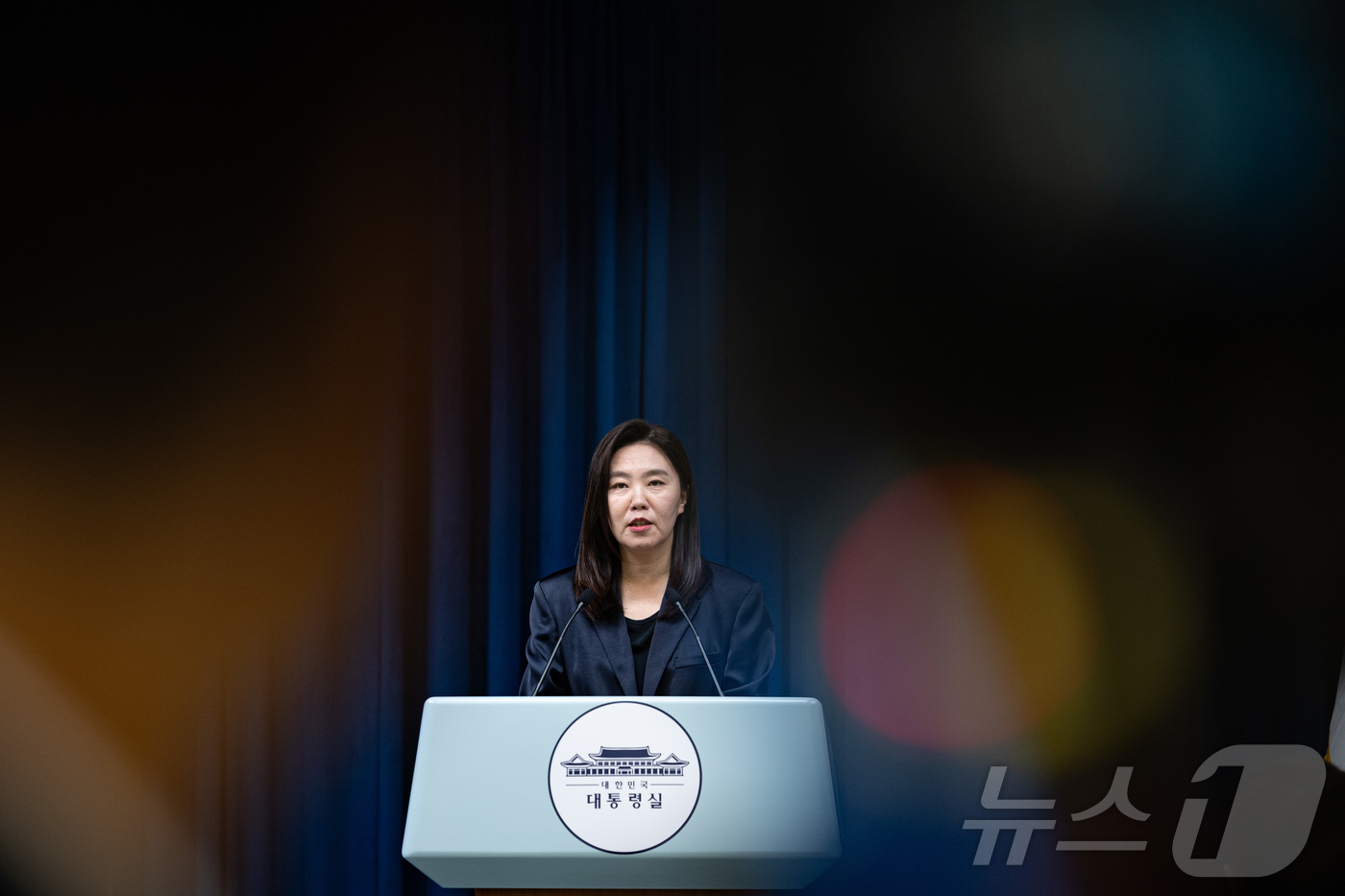 (서울=뉴스1) 이재명 기자 = 강유정 대통령실 대변인이 18일 서울 용산 대통령실 청사에서 집중호우 대처상황 점검회의 및 청년담당관 관련 브리핑을 하고 있다. 2025.7.18/ …