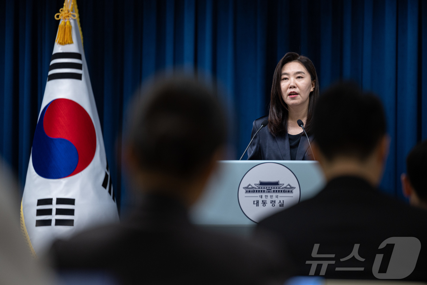 (서울=뉴스1) 이재명 기자 = 강유정 대통령실 대변인이 18일 서울 용산 대통령실 청사에서 집중호우 대처상황 점검회의 및 청년담당관 관련 브리핑을 하고 있다. 2025.7.18/ …