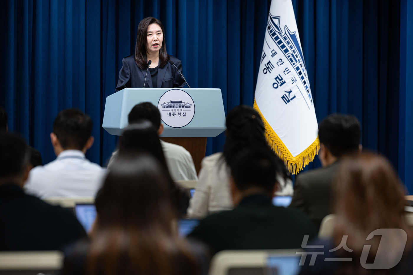 (서울=뉴스1) 이재명 기자 = 강유정 대통령실 대변인이 18일 서울 용산 대통령실 청사에서 집중호우 대처상황 점검회의 및 청년담당관 관련 브리핑을 하고 있다. 2025.7.18/ …