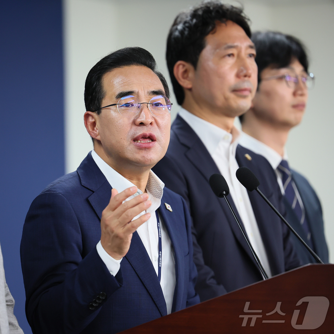 (서울=뉴스1) = 박홍근 국정기획위원회 기획분과장이 18일 서울 종로구 정부서울청사 창성동 별관에서 전세사기 피해자 간담회 사후 브리핑을 하고 있다. (국정기획위원회 제공. 재판 …