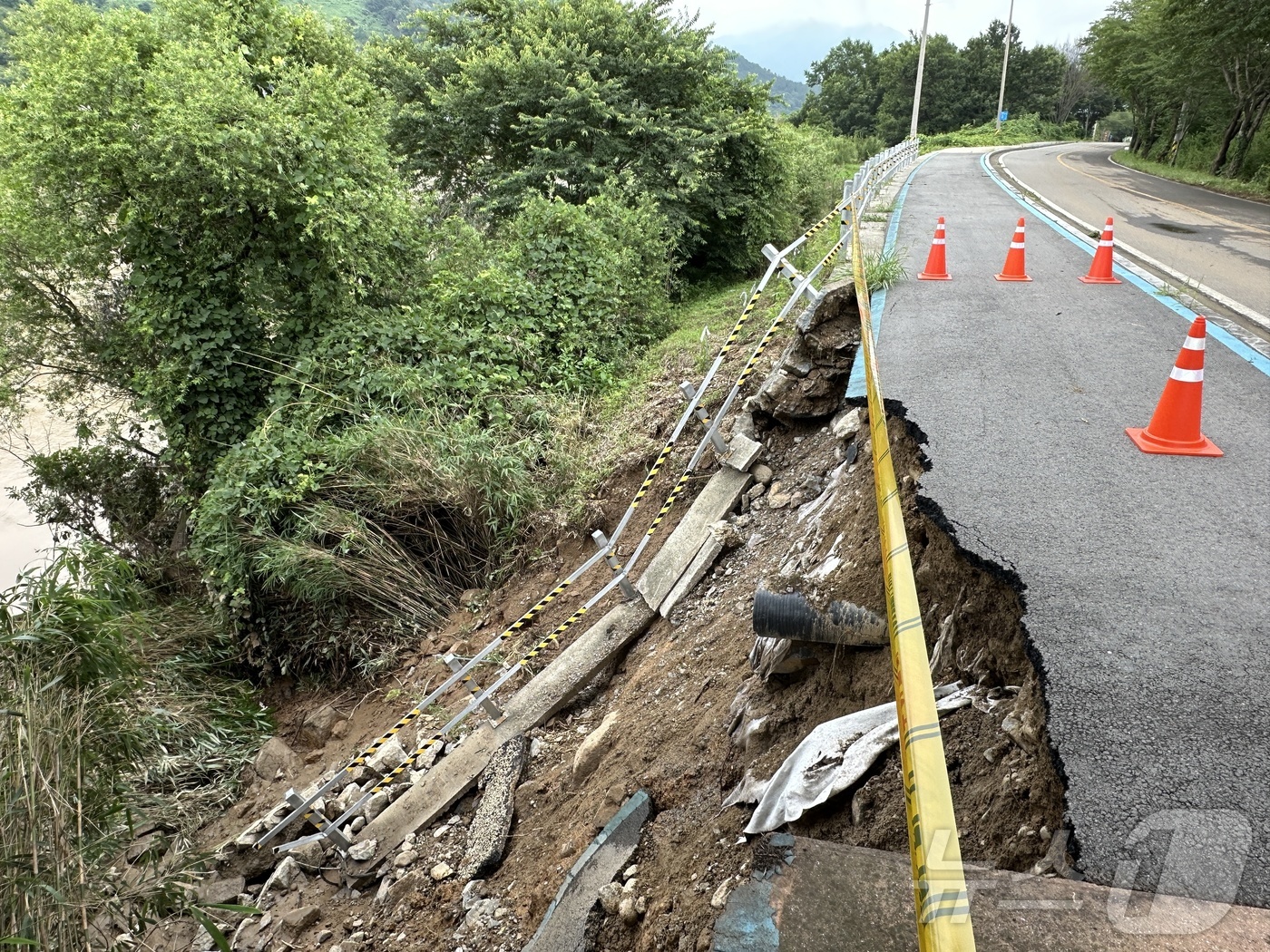 (광양=뉴스1) 김동수 기자 = 18일 오전 전남 광양시 다압면 한 도로가 전날 내린 폭우로 유실돼 관련 당국이 교통 통제를 하고 있다.(독자 제공. 재판매 및 DB 금지) 202 …