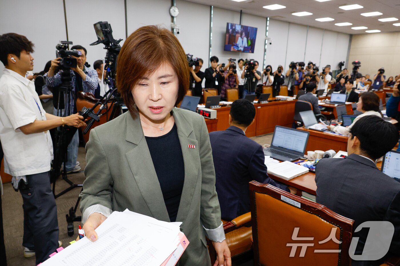본문 이미지 - 18일 오전 서울 여의도 국회 보건복지위원회에서 열린 정은경 보건복지부 장관 후보자 인사청문회에서 김미애 간사를 비롯한 국민의힘 의원들이 자료 제출을 요구하며 퇴장하고 있다. 2025.7.18/뉴스1 ⓒ News1 안은나 기자