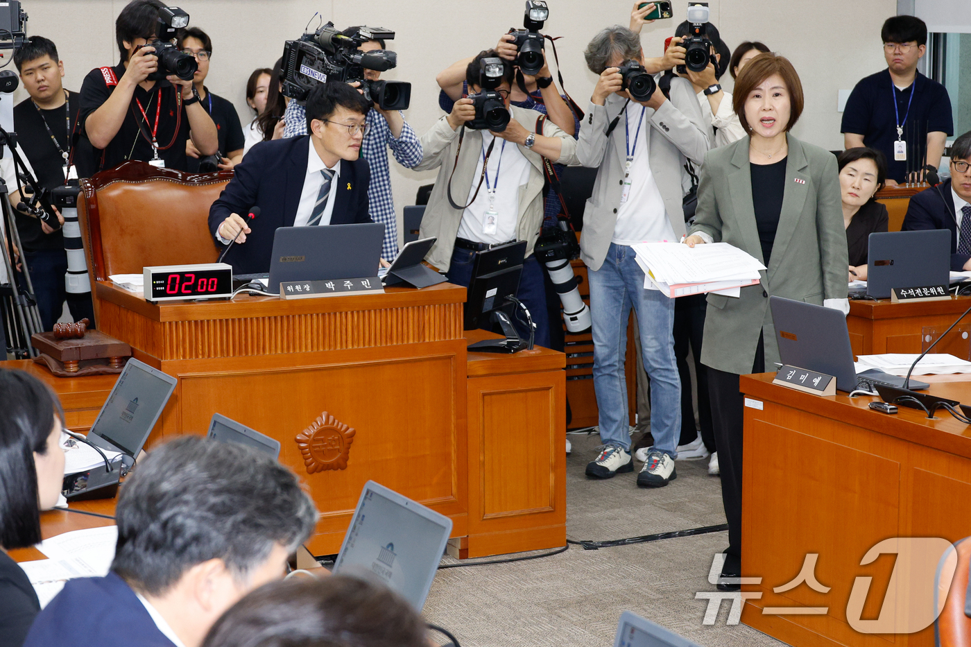 (서울=뉴스1) 안은나 기자 = 18일 오전 서울 여의도 국회 보건복지위원회에서 열린 정은경 보건복지부 장관 후보자 인사청문회에서 김미애 간사를 비롯한 국민의힘 의원들이 자료 제출 …