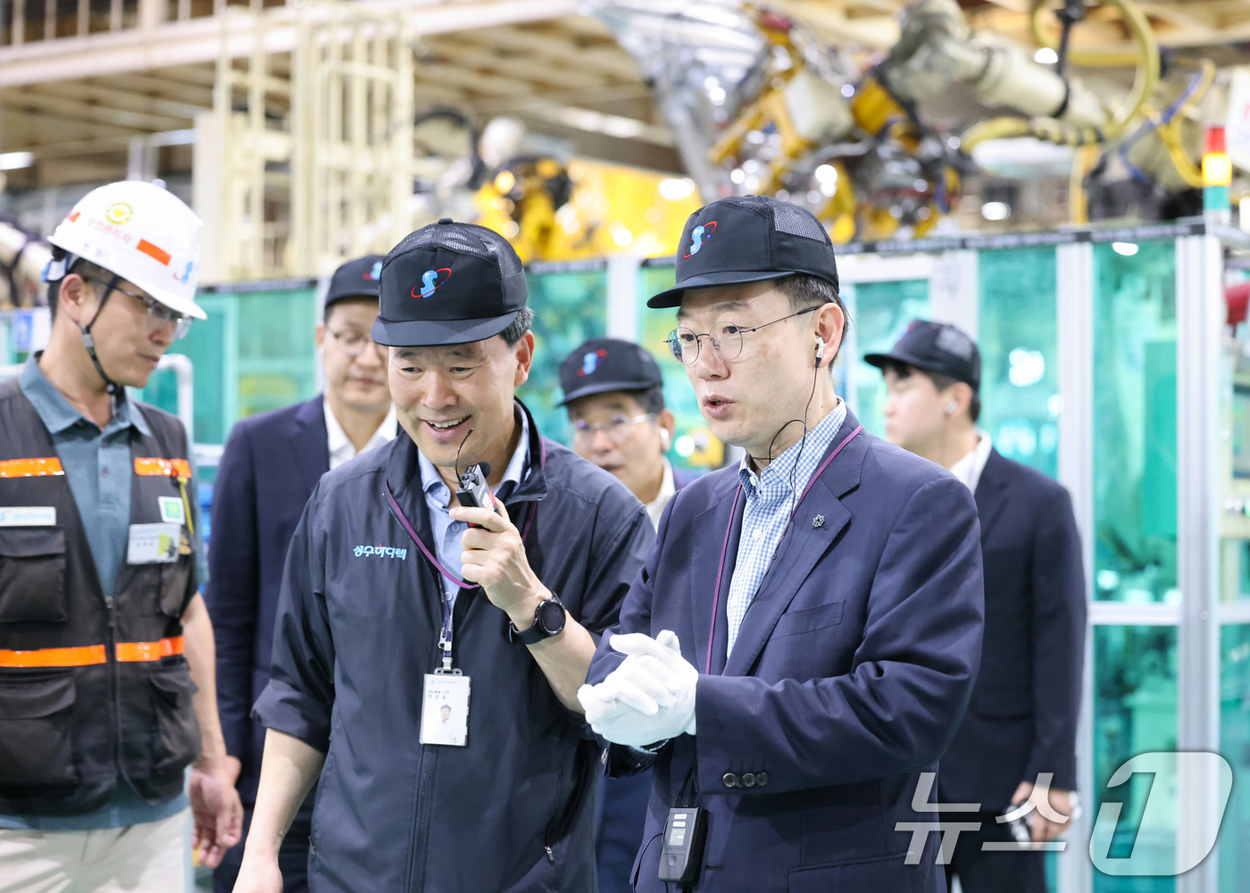 (서울=뉴스1) = 이명구 관세청장이 18일 경남 양산시에 소재한 성우하이텍 서창공장을 방문해 자동차부품 생산 현장을 살펴보고 있다. (관세청 제공. 재판매 및 DB 금지) 202 …