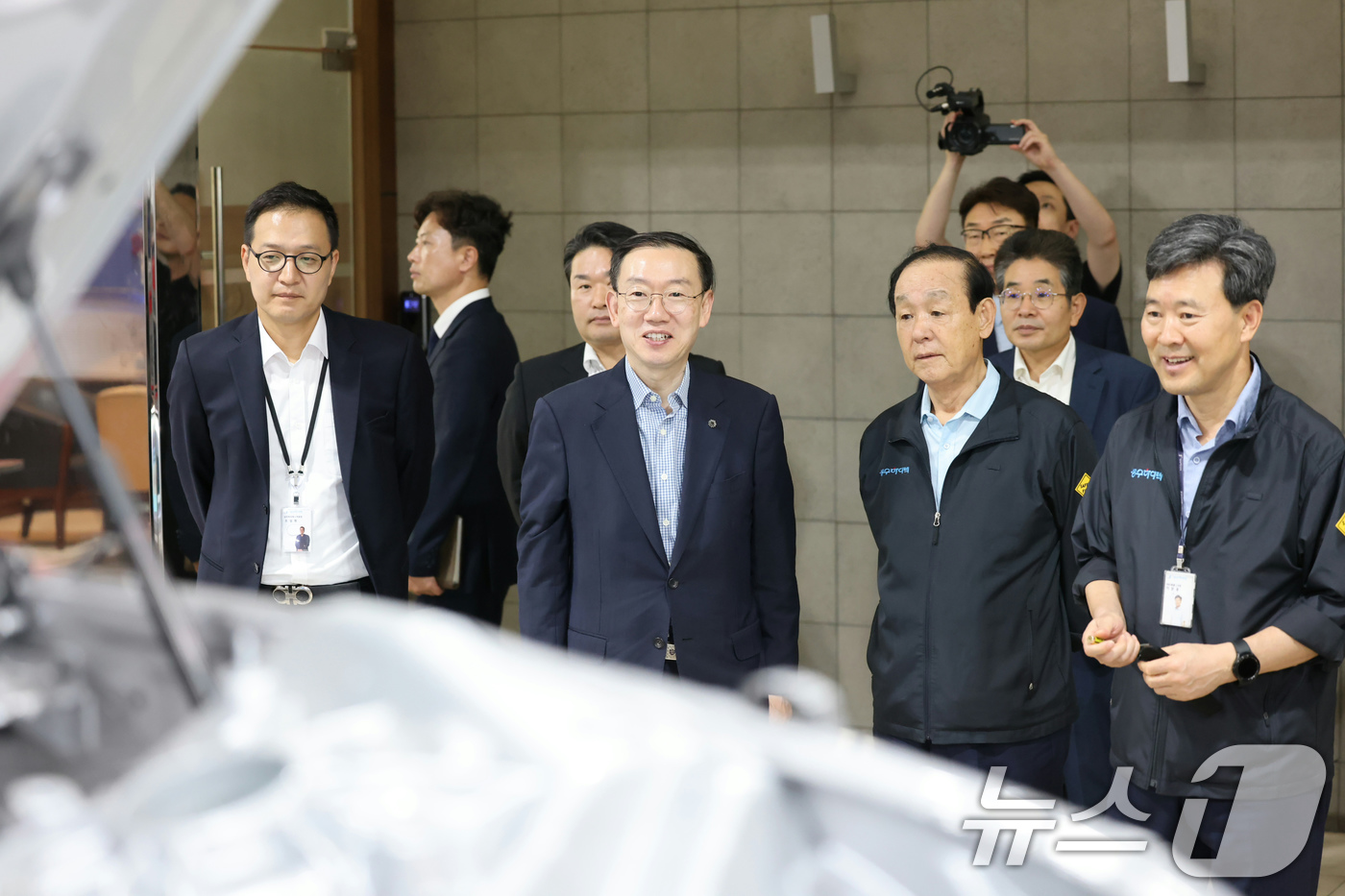 (서울=뉴스1) = 이명구 관세청장이 18일 경남 양산시에 소재한 성우하이텍 서창공장을 방문해 자동차부품 생산 현장을 살펴보고 있다. (관세청 제공. 재판매 및 DB 금지) 202 …