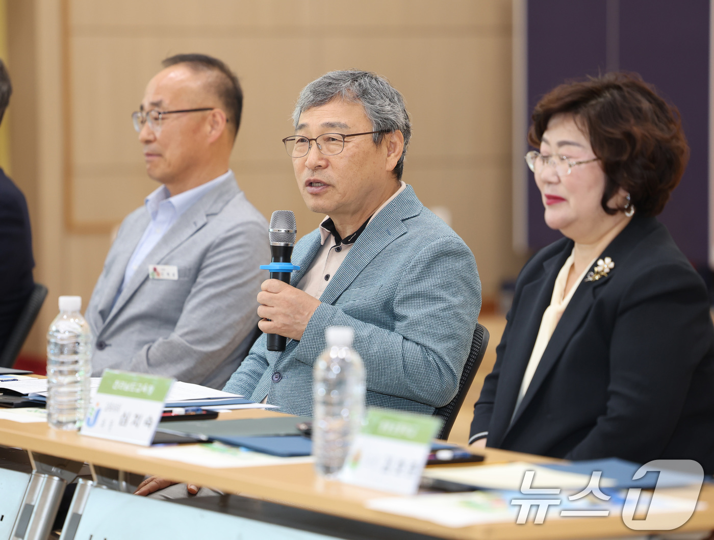 (서울=뉴스1) = 정근식 서울시교육감이 18일 서울 학생들이 참여 중인 전남 구례 중동초등학교 농촌유학 현장을 방문해 교직원 및 학부모들과 간담회를 하고 있다. (서울시교육청 제 …