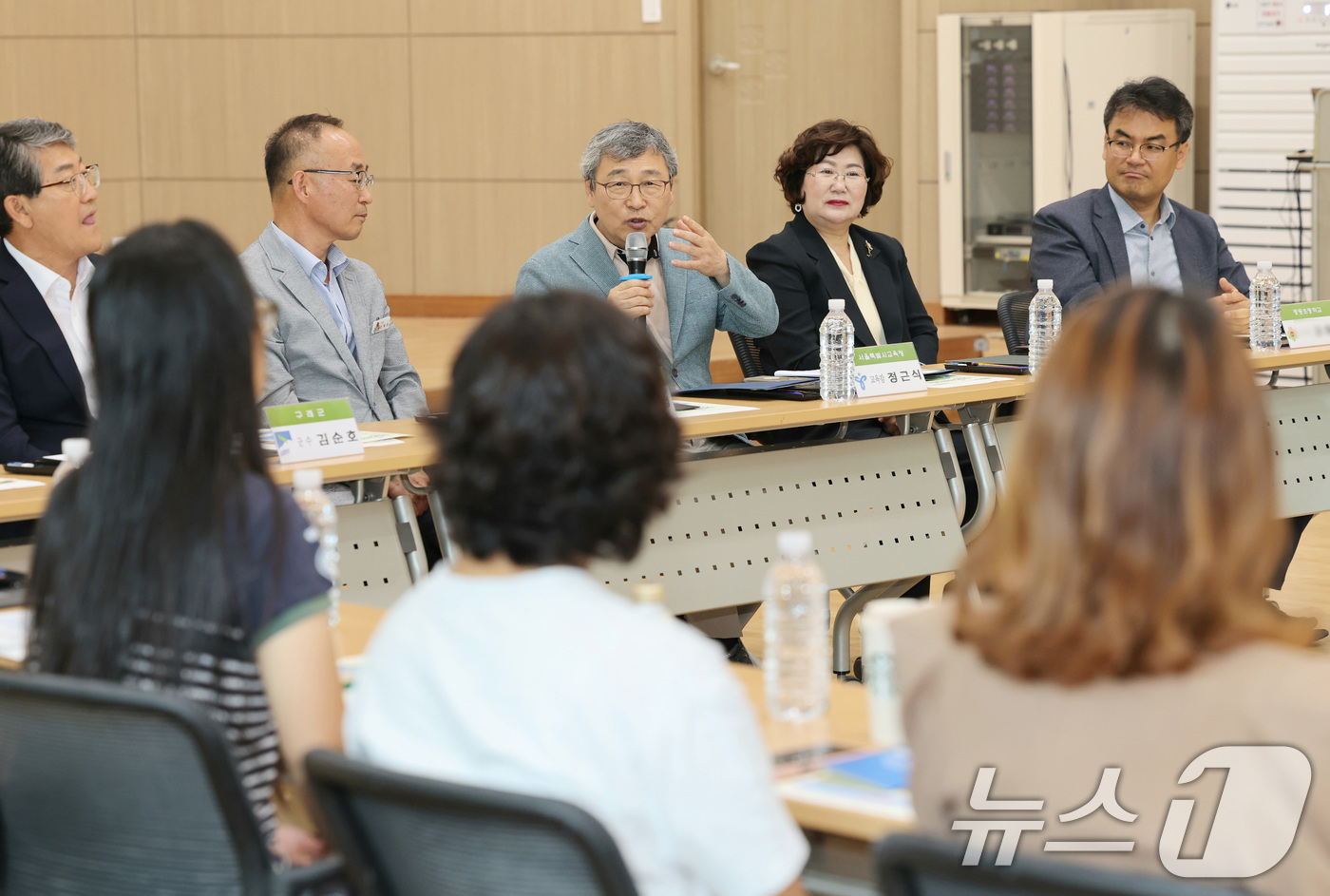 (서울=뉴스1) = 정근식 서울시교육감이 18일 서울 학생들이 참여 중인 전남 구례 중동초등학교 농촌유학 현장을 방문해 교직원 및 학부모들과 간담회를 하고 있다. (서울시교육청 제 …