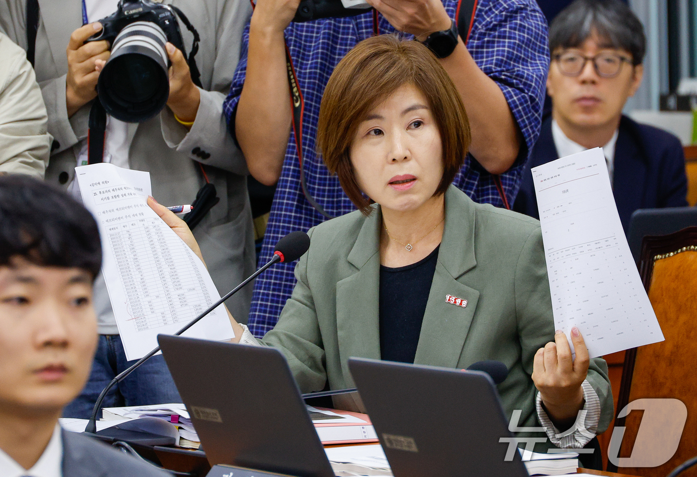 (서울=뉴스1) 안은나 기자 = 김미애 국민의힘 간사가 18일 오전 서울 여의도 국회 보건복지위원회에서 열린 정은경 보건복지부 장관 후보자 인사청문회에서 후보자 배우자의 에프티이엔 …