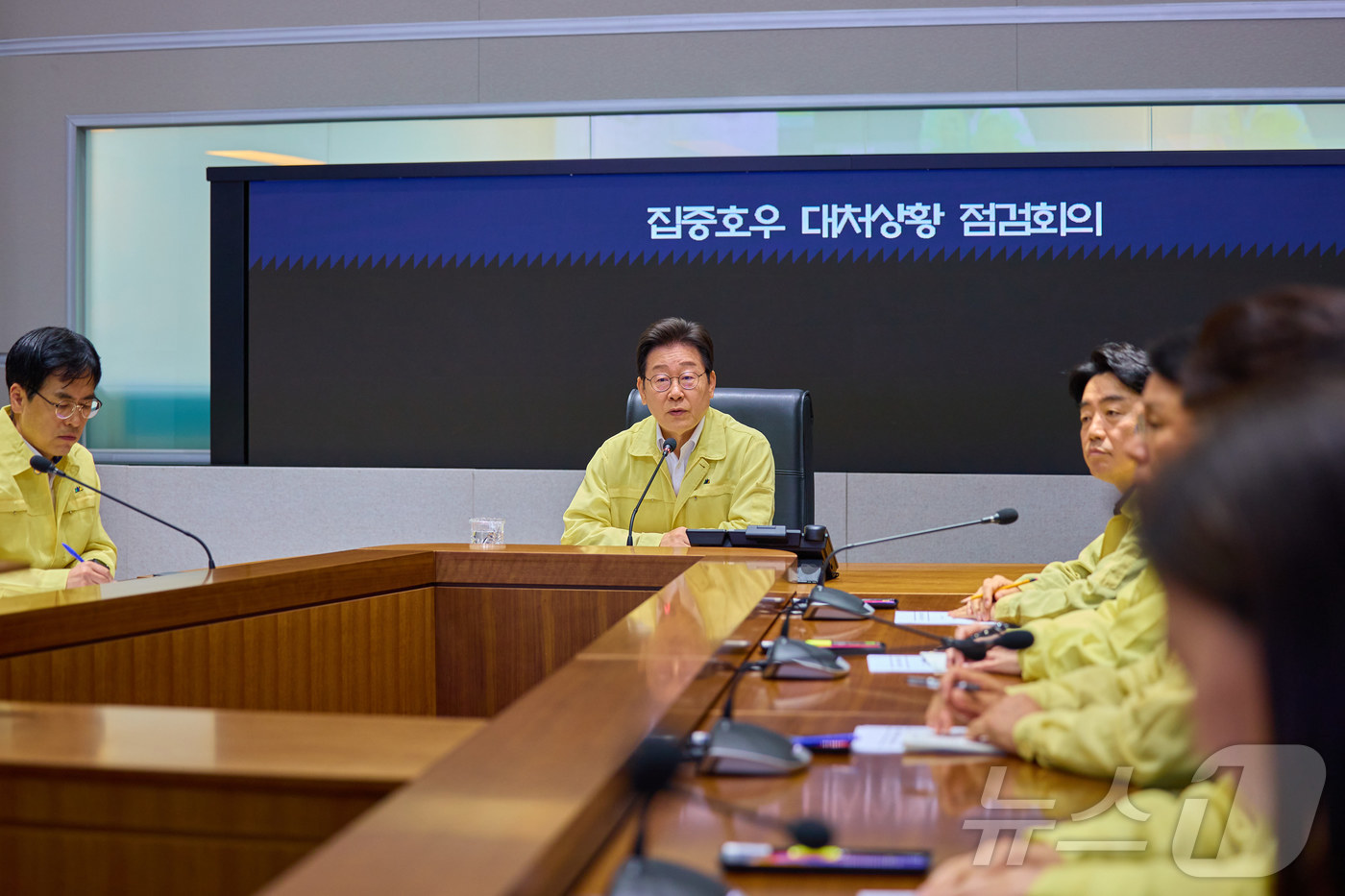 (서울=뉴스1) 이재명 기자 = 이재명 대통령이 18일 서울 종로구 정부서울청사 중앙재난안전상황실 서울상황센터에서 열린 집중호우 대처상황 점검회의에서 발언하고 있다. (대통령실 제 …