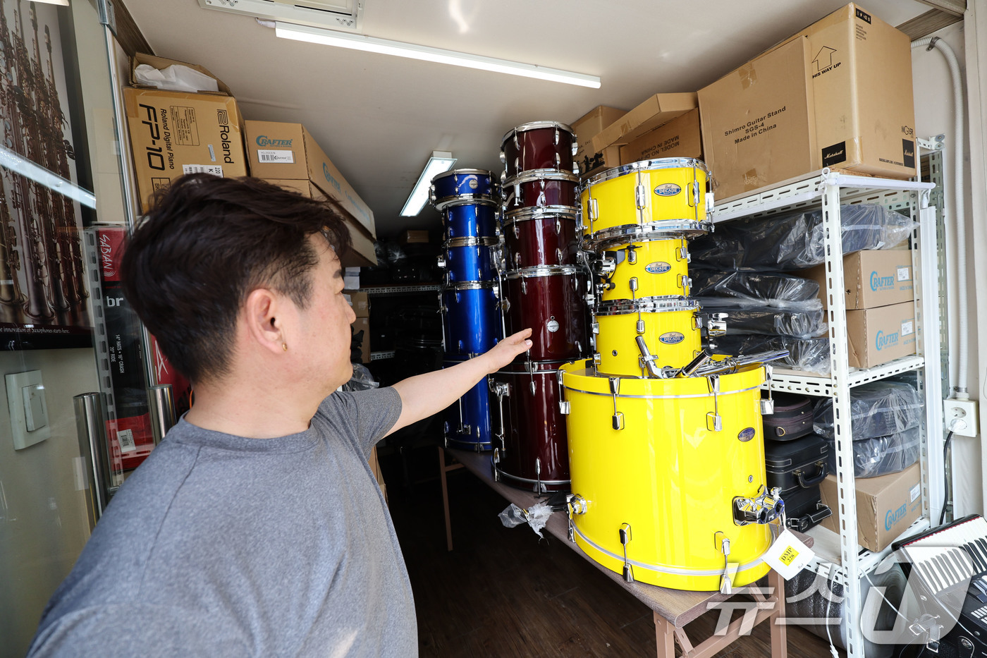 (광주=뉴스1) 박지현 기자 = 18일 광주 북구 용봉동동 전남대 후문 일대가 전날 내린 폭우로 침수돼 한 악기상가의 상인이 물에 젖은 드럼통을 대피시키고 있다. 2025.7.18 …