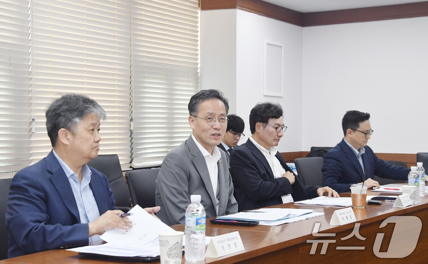 (서울=뉴스1) = 이형일 기획재정부 장관 직무대행 1차관이 18일 서울 종로구 정부서울청사에서 열린 '제4차 대외경제전략 전문위원회'를 주재하고 있다. (기획재정부 제공. 재판매 …