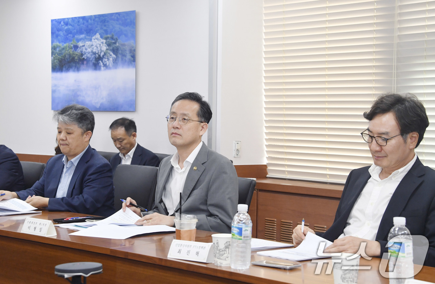 (서울=뉴스1) = 이형일 기획재정부 장관 직무대행 1차관이 18일 서울 종로구 정부서울청사에서 열린 '제4차 대외경제전략 전문위원회'를 주재하고 있다. (기획재정부 제공. 재판매 …