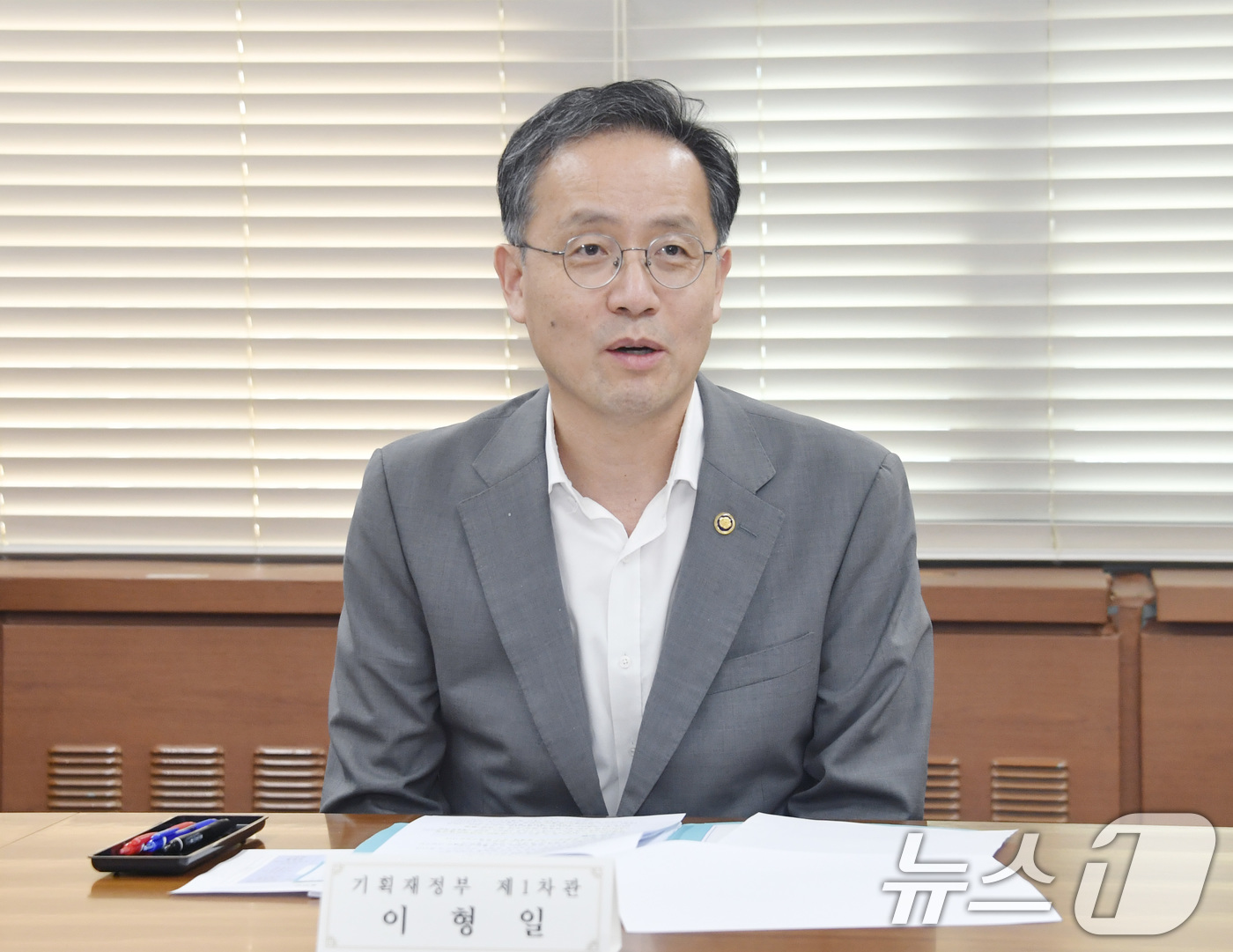 (서울=뉴스1) = 이형일 기획재정부 장관 직무대행 1차관이 18일 서울 종로구 정부서울청사에서 열린 '제4차 대외경제전략 전문위원회'를 주재하고 있다. (기획재정부 제공. 재판매 …