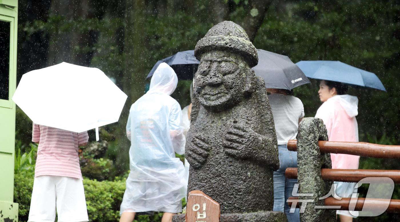 (제주=뉴스1) 오현지 기자 = 제주도 산지·북부 중산간에 호우특보가 내려진 18일 오후 제주시 봉개동 절물자연휴양림에 많은 비가 내려 탐방객이 급히 발걸음을 옮기고 있다. 202 …
