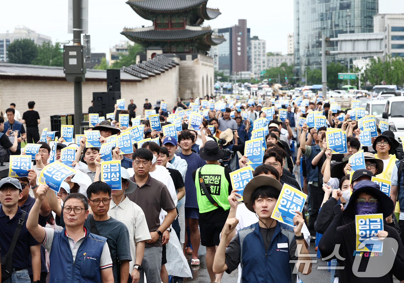 (서울=뉴스1) 김민지 기자 = 전국공무원노동조합 조합원들이 18일 오후 서울 여의도 경복궁 인근에서 열린 공무원 임금인상! 청년공무원 300인 집회에서 손피켓을 들고 공무원 인금 …