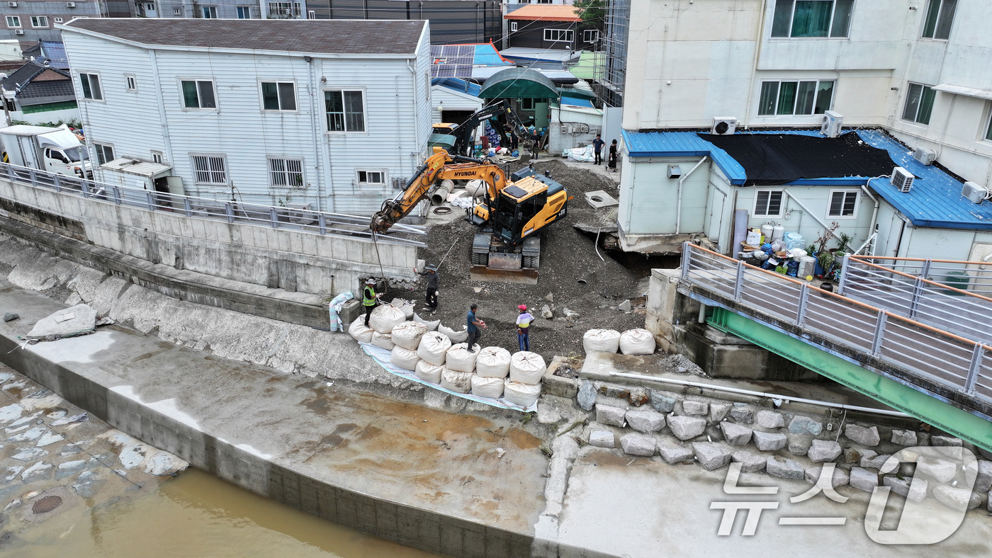 (광주=뉴스1) 구윤성 기자 = 18일 광주 북구 신안동 도보다리 주변부가 전날 내린 기록적인 폭우로 무너져 내려 복구작업이 진행중이다.기상청은 19일까지 이틀 동안 광주·전남과 …