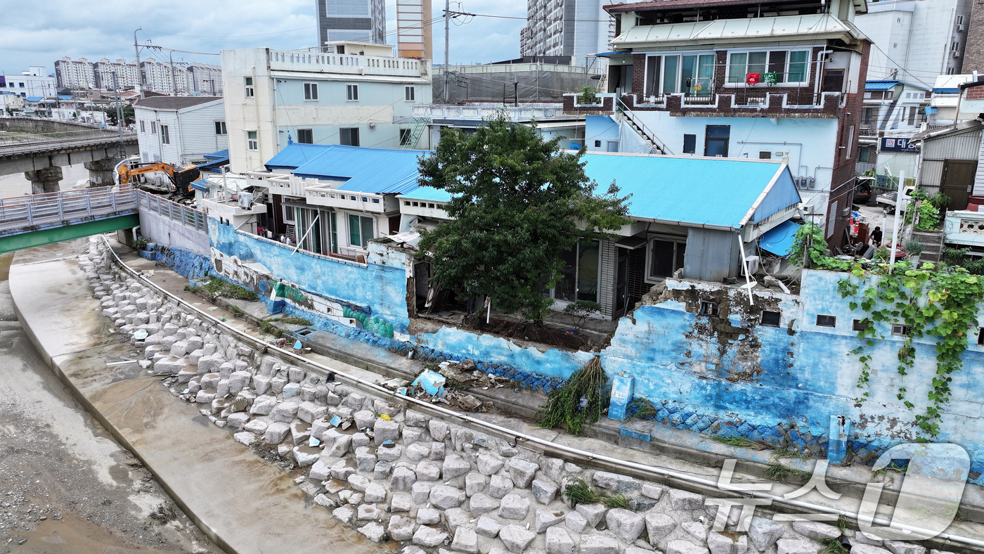 (광주=뉴스1) 구윤성 기자 = 18일 광주 북구 신안동의 한 주택 담벼락이 폭우로 무너져 있다.기상청은 19일까지 이틀 동안 광주·전남과 부산·울산·경남에 최대 300㎜ 이상의 …