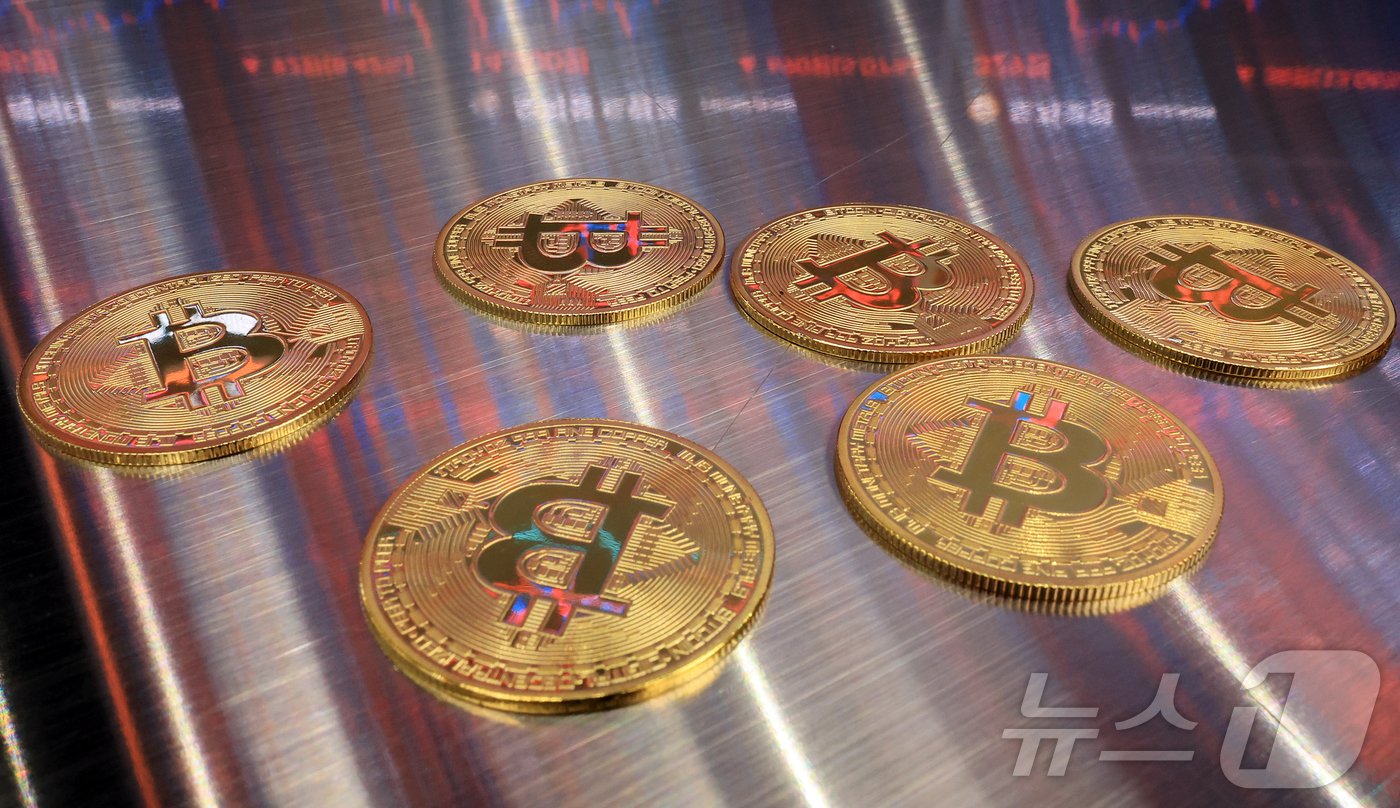 (서울=뉴스1) 김진환 기자 = 비트코인은 가상화폐 3개 법안이 미 하원을 통과하면서 한때 12만 달러를 재돌파했다.미 가상화폐 거래소 코인베이스에 따르면 미 동부 시간 이날 오후 …