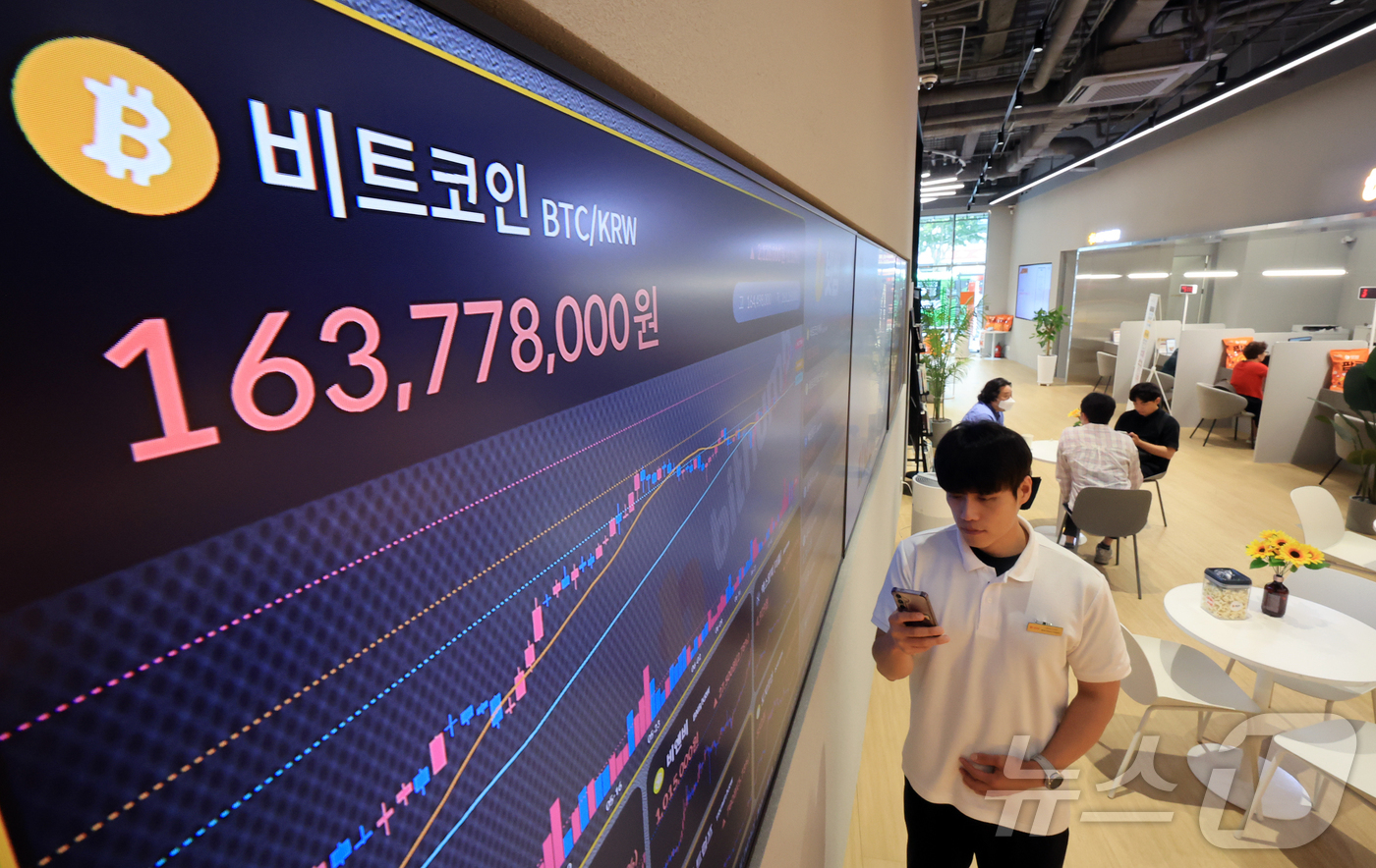 (서울=뉴스1) 김진환 기자 = 18일 오후 서울 강남구 서초구 빗썸라운지 강남본점 전광판에 비트코인 거래 가격이 표시되고 있다. 비트코인은 가상화폐 3개 법안이 미 하원을 통과하 …