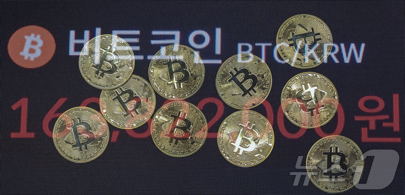 (서울=뉴스1) 김진환 기자 = 18일 오후 서울 강남구 서초구 빗썸라운지 강남본점 전광판에 비트코인 거래 가격이 표시되고 있다. 비트코인은 가상화폐 3개 법안이 미 하원을 통과하 …