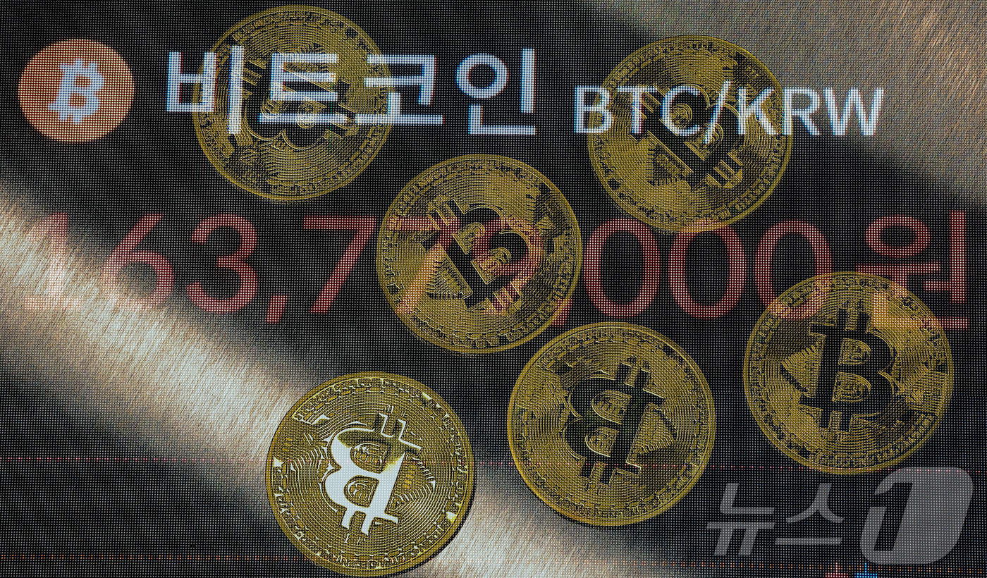 (서울=뉴스1) 김진환 기자 = 18일 오후 서울 강남구 서초구 빗썸라운지 강남본점 전광판에 비트코인 거래 가격이 표시되고 있다. 비트코인은 가상화폐 3개 법안이 미 하원을 통과하 …