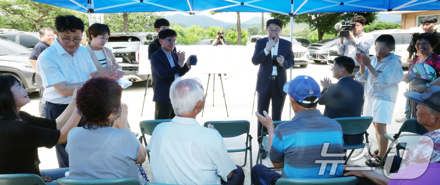 (완주=뉴스1) 유경석 기자 = 우범기 전주시장이 18일 전북 완주군 소양면 신교리에 위치한 완주-전주 상생협력사업지 현장을 찾아 주민들과 인사를 나누고 있다. 2025.7.18/ …