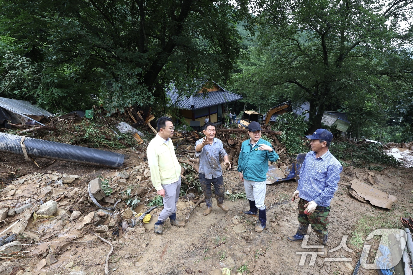 (청도=뉴스1) 정우용 기자 = 김하수 경북 청도군수가 18일 집중호우 피해현장을 찾아 복구상황과 안전실태를 점검하고 있다. (청도군 제공. 재판매 및 DB금지)2025.7.18/ …