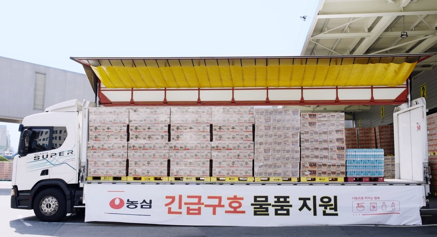 본문 이미지 - 농심이 이머전시 푸드팩 사업으로 재난지역에 구호품을 지원하고 있는 모습.&#40;농심 제공&#41;