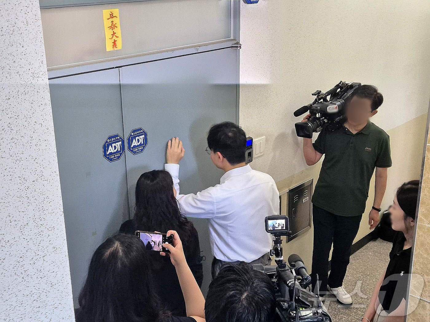 (강릉=뉴스1) 윤왕근 기자 = 김건희 특검팀이 18일 권성동 국민의힘 의원 강릉 지역구 사무실에 대한 압수수색을 벌이고 있는 가운데, 특검 수사관이 사무실 안으로 들어가고 있다. …