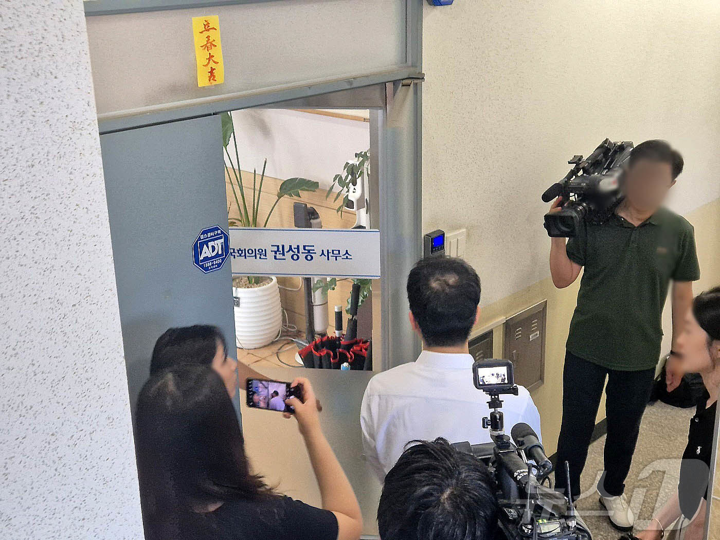 (강릉=뉴스1) 윤왕근 기자 = 김건희 특검팀이 18일 권성동 국민의힘 국회의원 강릉 지역구 사무실에 대한 압수수색을 진행 중이다. 사진은 특검수사관이  사무실 안으로 들어가는 모 …