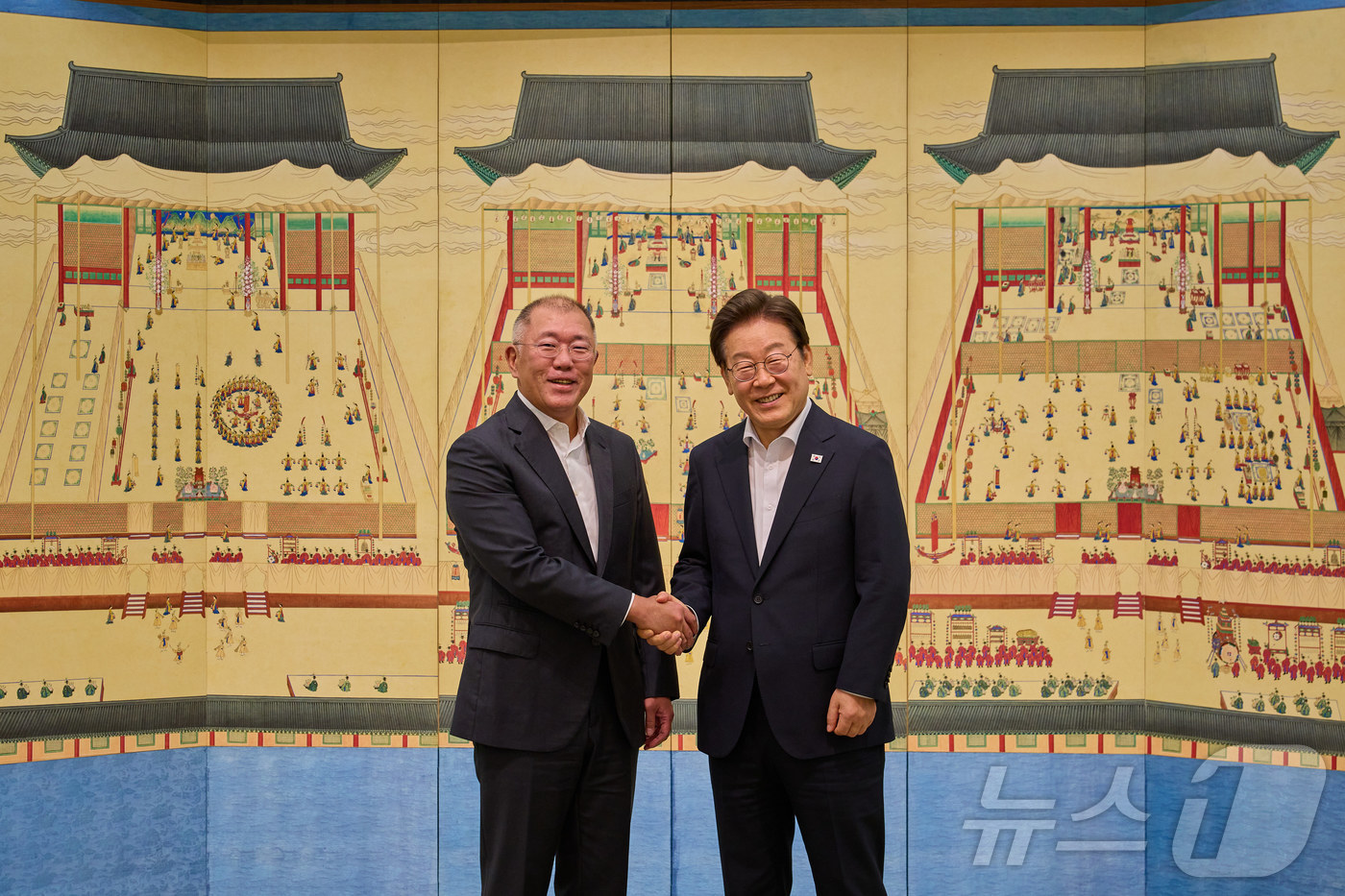(서울=뉴스1) 이재명 기자 = 이재명 대통령이 지난 14일 서울 한남동 관저에서 정의선 현대자동차그룹 회장과 만찬회동에서 기념촬영을 하고 있다.재계 총수와의 만찬 회동 자리에서 …