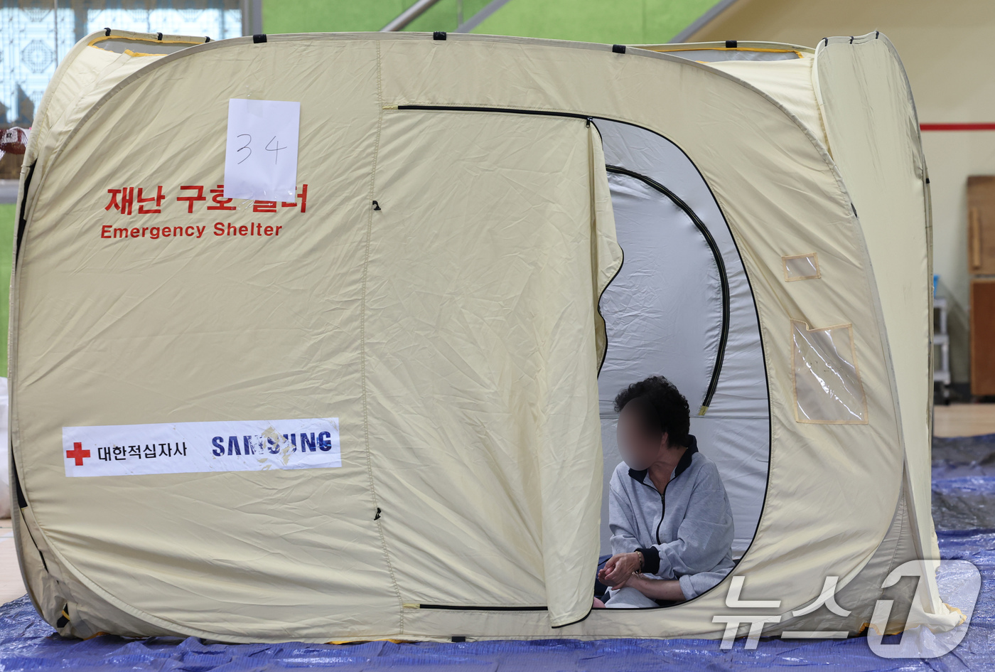 (당진=뉴스1) 김기태 기자 = 침수 피해를 입은 수재민들이 18일 충남 당진초학교에 마련된 이재민 대피소에서 머무르고 있다. 2025.7.18/뉴스1