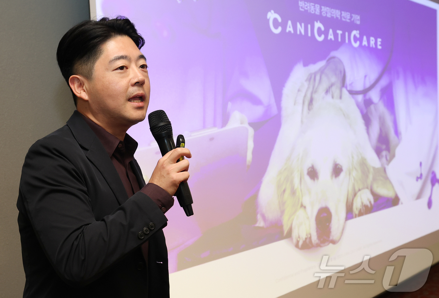 (성남=뉴스1) 오대일 기자 = 18일 경기 성남시 분당구 판교스타트업캠퍼스에서 열린 반려동물 산업 육성 협의회 제15회 IR데이에서 반려견 악성종양 치료 솔루션 기업 캐니캐티케어 …