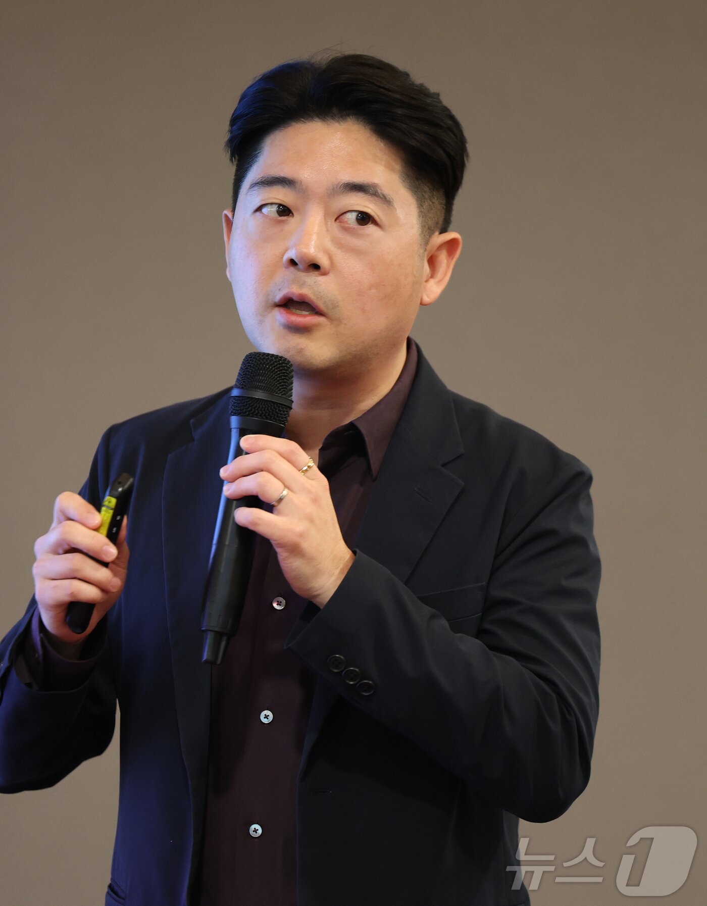 본문 이미지 - 18일 경기 성남시 분당구 판교스타트업캠퍼스에서 열린 반려동물 산업 육성 협의회 제15회 IR데이에서 반려견 악성종양 치료 솔루션 기업 캐니캐티케어의 홍재우 대표가 기업 설명을 하고 있다. 2025.7.18/뉴스1 ⓒ News1 오대일 기자