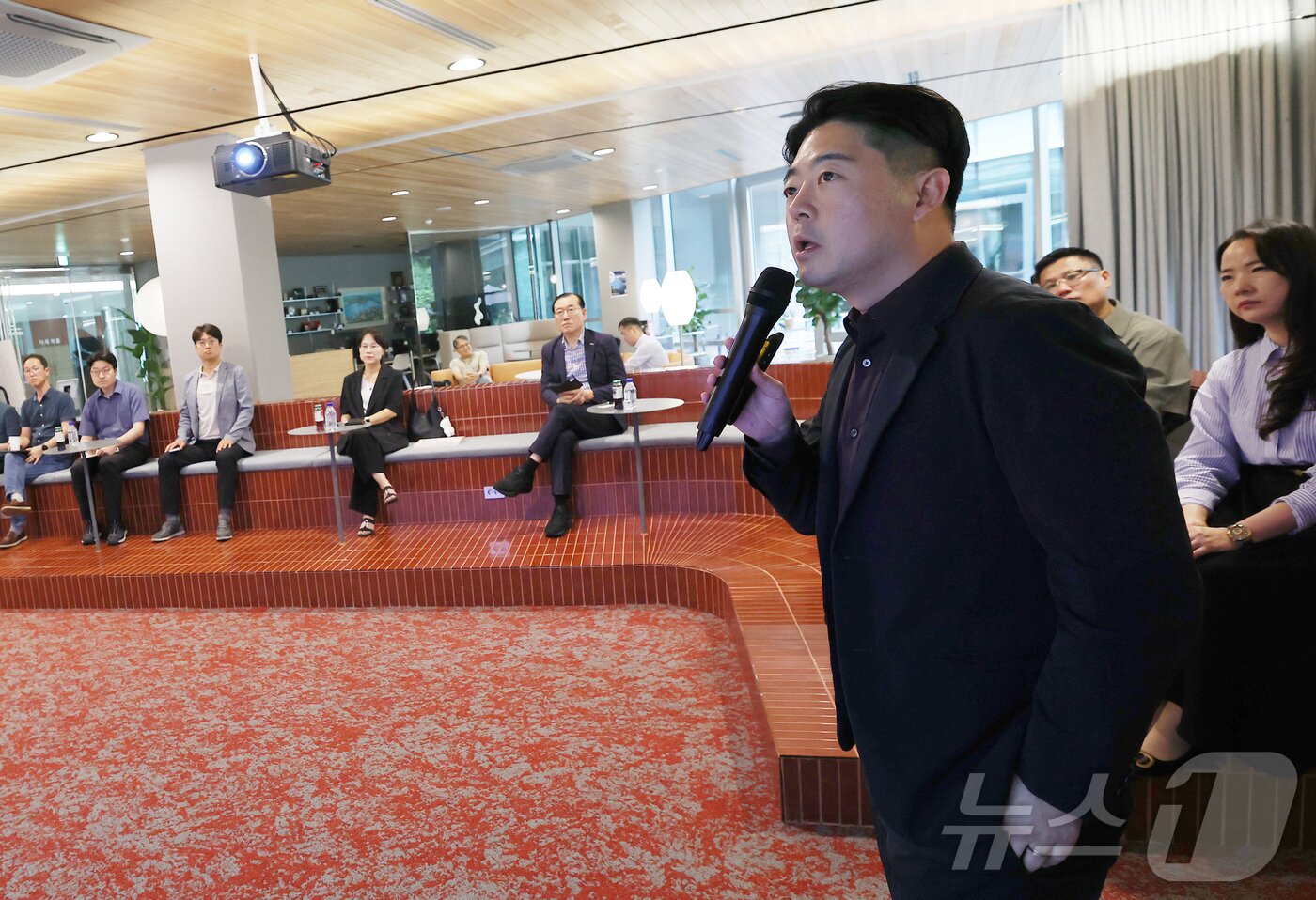 본문 이미지 - 18일 경기 성남시 분당구 판교스타트업캠퍼스에서 열린 반려동물 산업 육성 협의회 제15회 IR데이에서 반려견 악성종양 치료 솔루션 기업 캐니캐티케어의 홍재우 대표가 기업 설명을 하고 있다. 2025.7.18/뉴스1 ⓒ News1 오대일 기자