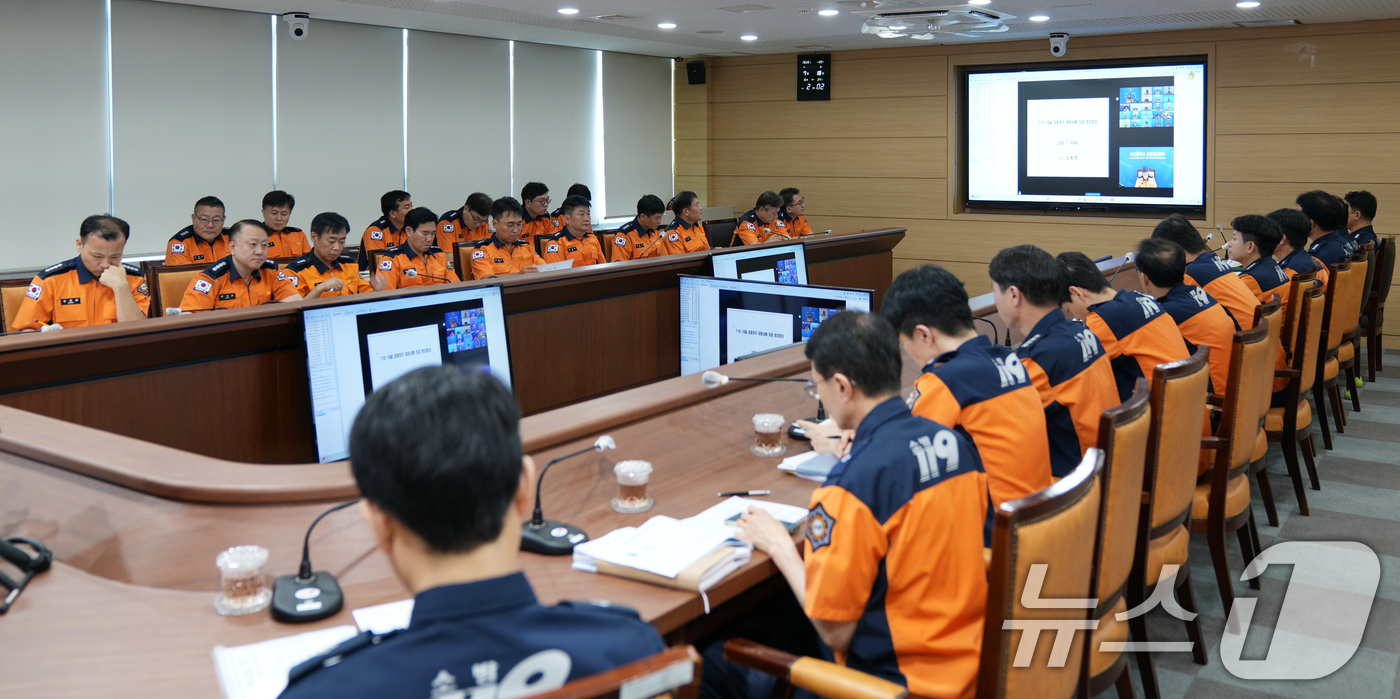 (부산=뉴스1) 윤일지 기자 = 18일 오후 부산소방재난본부 영상회의실에서 김조일 부산소방재난본부장 등이 집중호우 대응상황 등을 점검하기 위한 전국 소방지휘관 영상회의를 하고 있다 …