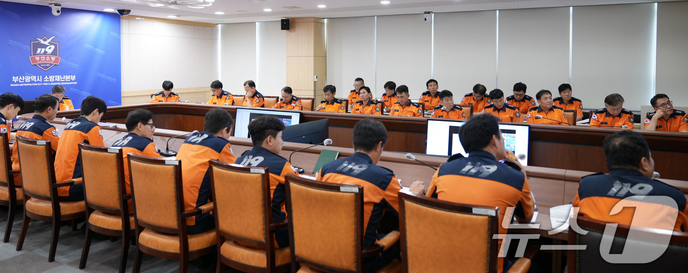 (부산=뉴스1) 윤일지 기자 = 18일 오후 부산소방재난본부 영상회의실에서 김조일 부산소방재난본부장 등이 집중호우 대응상황 등을 점검하기 위한 전국 소방지휘관 영상회의를 하고 있다 …