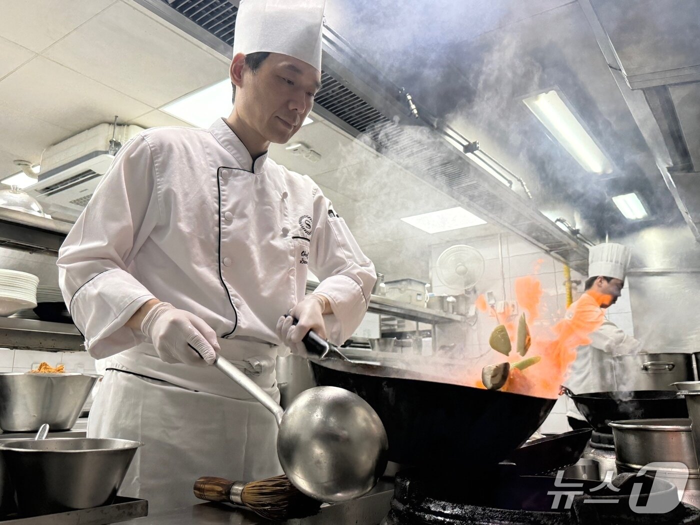 본문 이미지 - 이윤승 셰프가 요리를 하고 있다. / 뉴스1